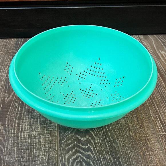 Tupperware Colander/Strainer with Lid - Picture 8 of 12